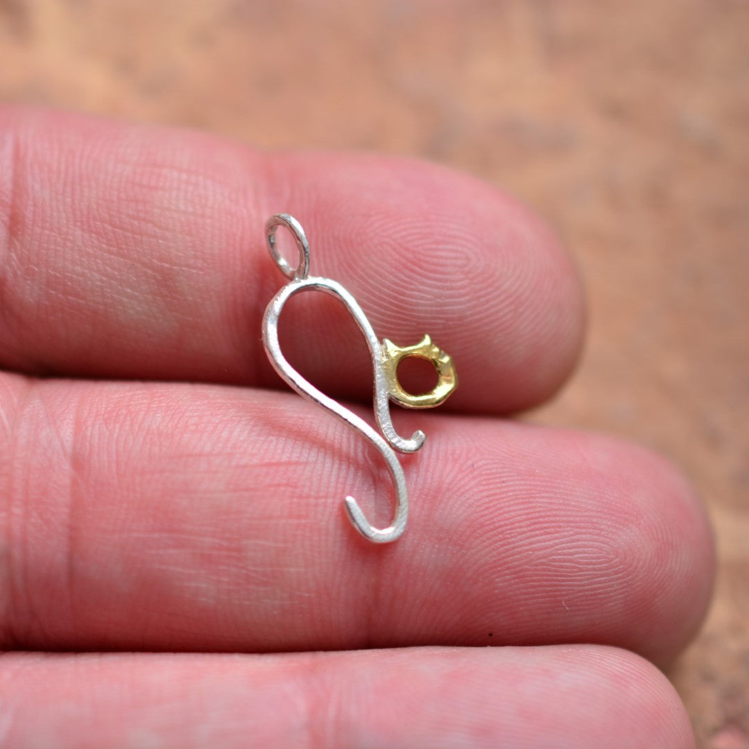 Сребърен медальон 925 „Коте“ със златен акцент | Фин талисман за нежност и защита | Бохо скулптурно бижу | Арт Дива