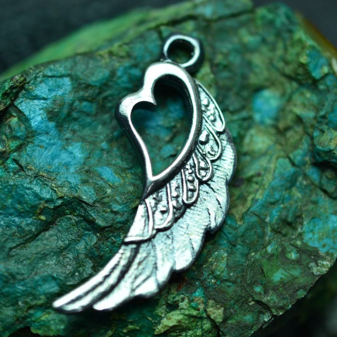 Сребърен медальон 925 „Крило със сърце“ – талисман за любов и закрила | Бохо рустик скулптурно бижу | Арт Дива