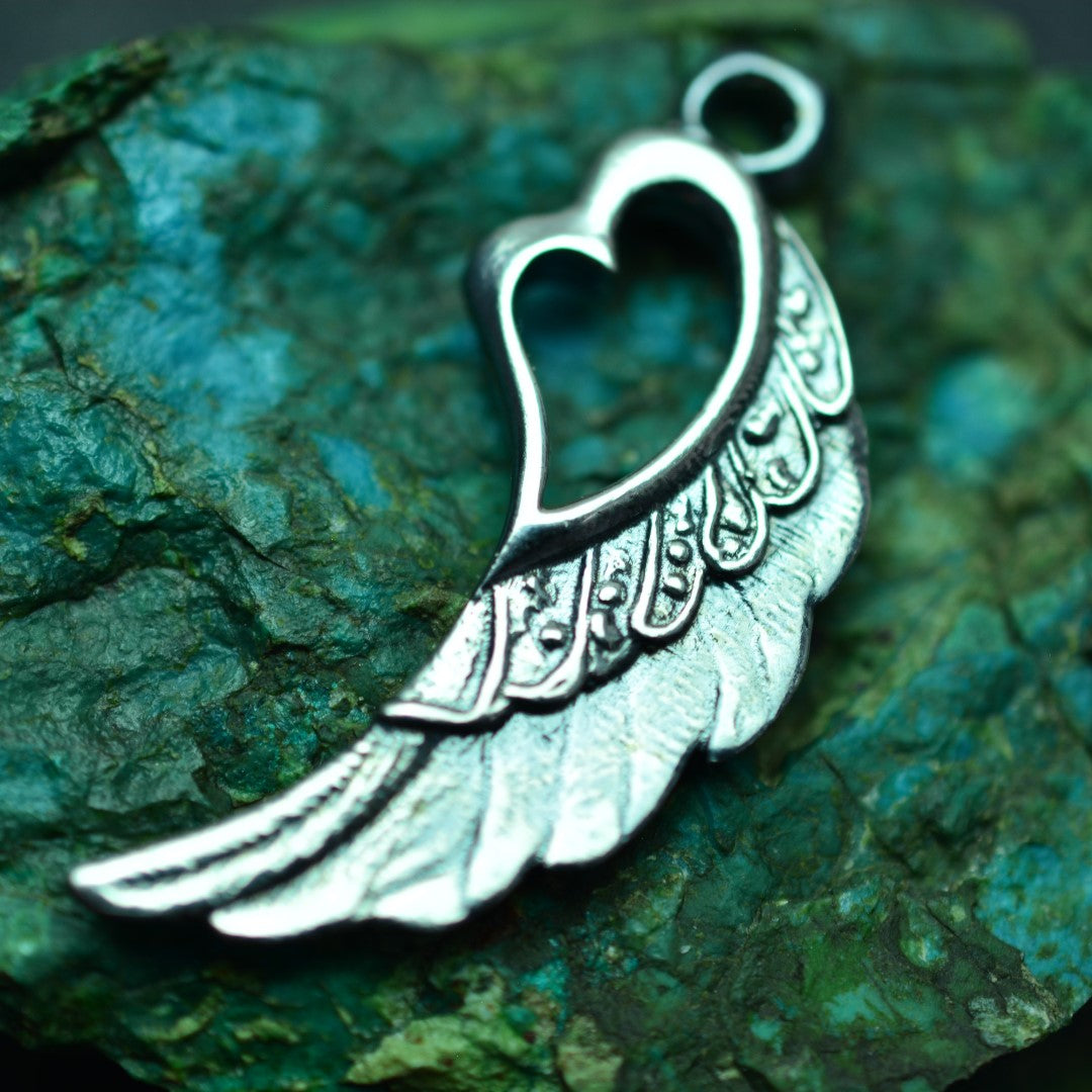 Сребърен медальон 925 „Крило със сърце“ – талисман за любов и закрила | Бохо рустик скулптурно бижу | Арт Дива