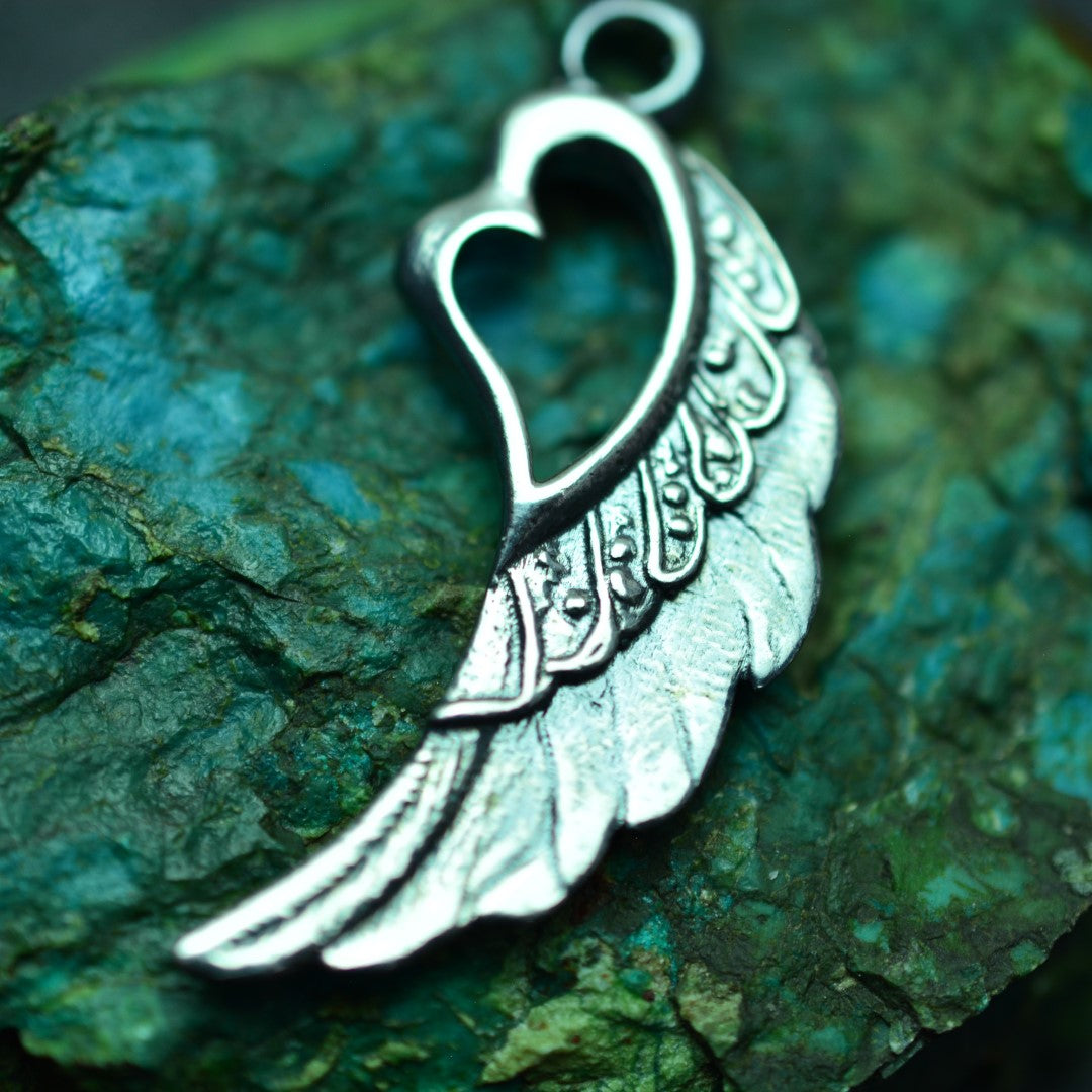 Сребърен медальон 925 „Крило със сърце“ – талисман за любов и закрила | Бохо рустик скулптурно бижу | Арт Дива