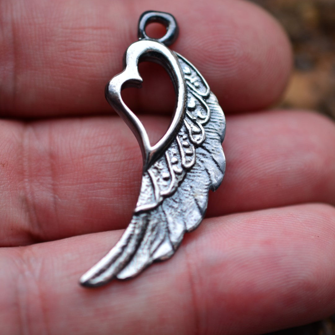Сребърен медальон 925 „Крило със сърце“ – талисман за любов и закрила | Бохо рустик скулптурно бижу | Арт Дива