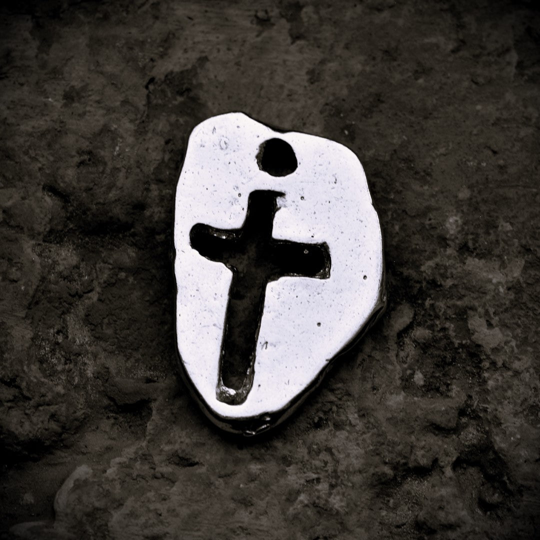 Сребърен медальон 925 „Масивен кръст“ – мъжки талисман за сила, устойчивост и закрила | Ръчно полирано бохо – рустик – скулптурно бижу | Арт Дива