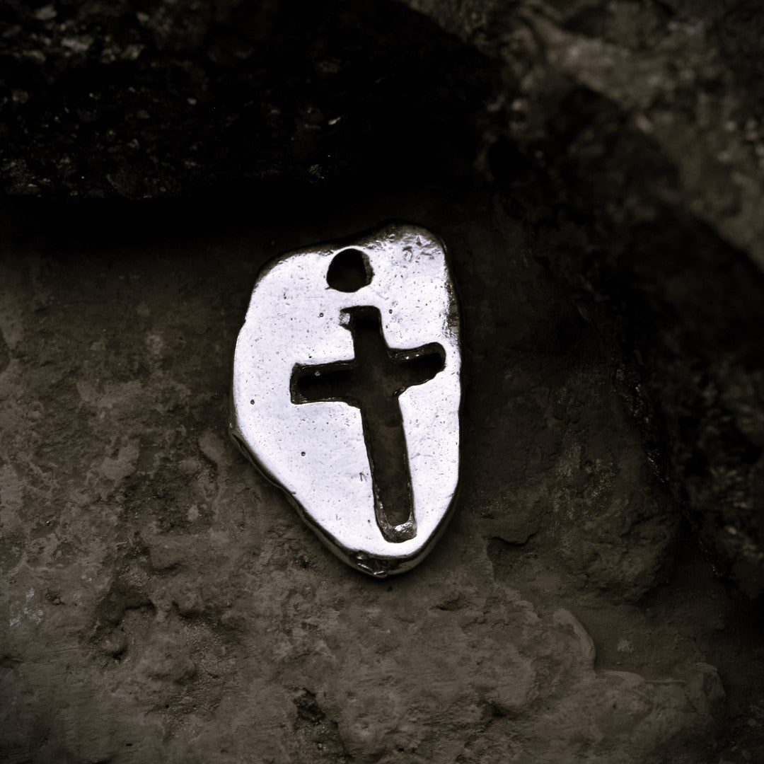 Сребърен медальон 925 „Масивен кръст“ – мъжки талисман за сила, устойчивост и закрила | Ръчно полирано бохо – рустик – скулптурно бижу | Арт Дива