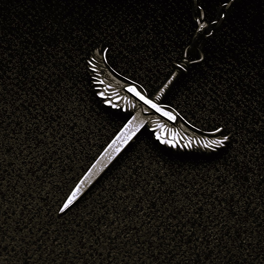 Сребърен медальон 925 „Меч с ангелски крила“ Талисман за сила и закрила Бохо рустик скулптурно бижу, ръчна изработка Арт Дива