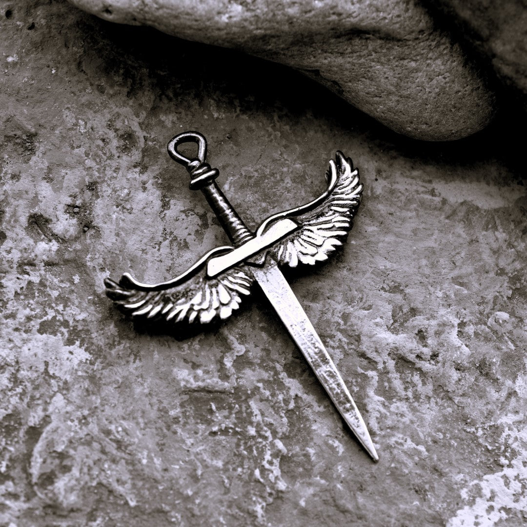 Сребърен медальон 925 „Меч с ангелски крила“ Талисман за сила и закрила Бохо рустик скулптурно бижу, ръчна изработка Арт Дива