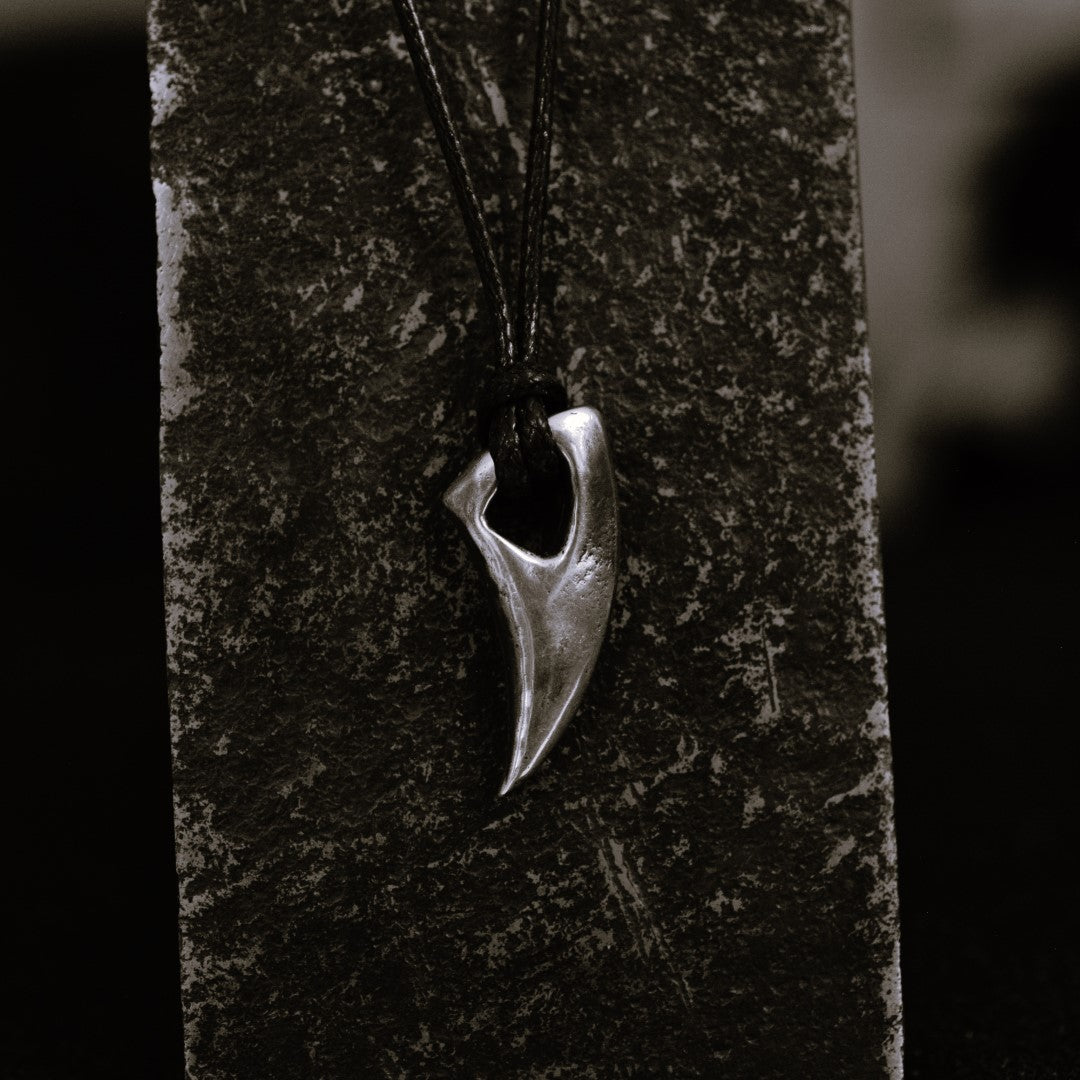 Сребърен медальон 925 „Нокът на Гризли“ | Мъжки талисман за сила и защита | Частично оксидирана висулка | ArtDiva