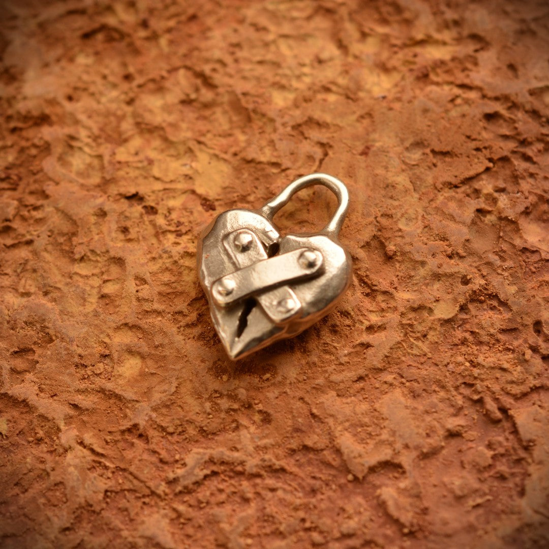 Сребърен медальон 925 „Реставрирано сърце“ | Амулет за надежда и ново начало | Ръчно изработен талисман от Art Diva | Бохо – Рустик – Скулптурно бижу