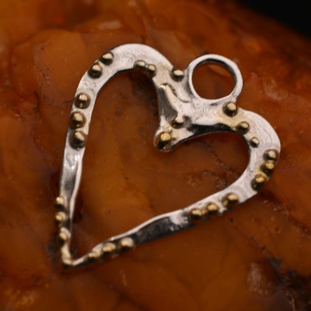 Сребърен медальон 925 „Сърце-дъх“ – талисман за нежност и чиста емоция | Ръчно полирано със златни акценти | Арт Дива