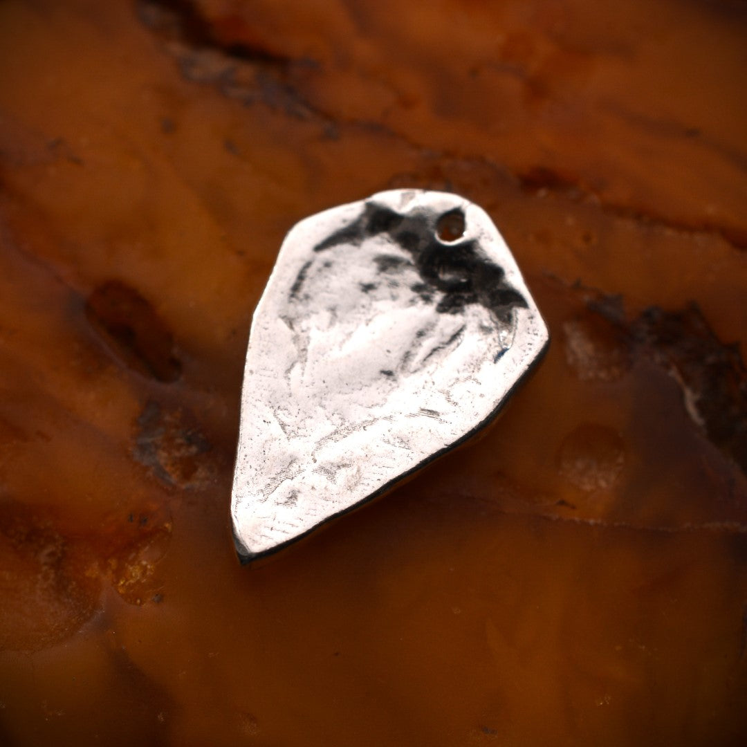Сребърен медальон 925 „Сърце на обич“ – талисман за любов и нежност | Ръчна изработка бохо рустик скулптурно бижу | Art Diva