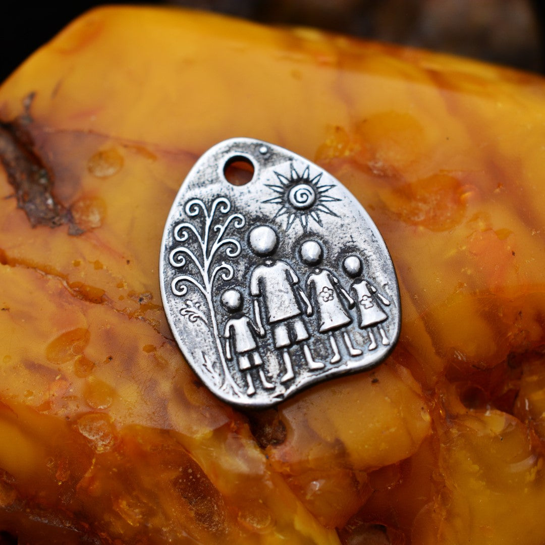 Сребърен медальон 925 „Семейство“ | Талисман за обич и закрила | Бохо рустик скулптурно бижу, ръчна изработка | Арт Дива