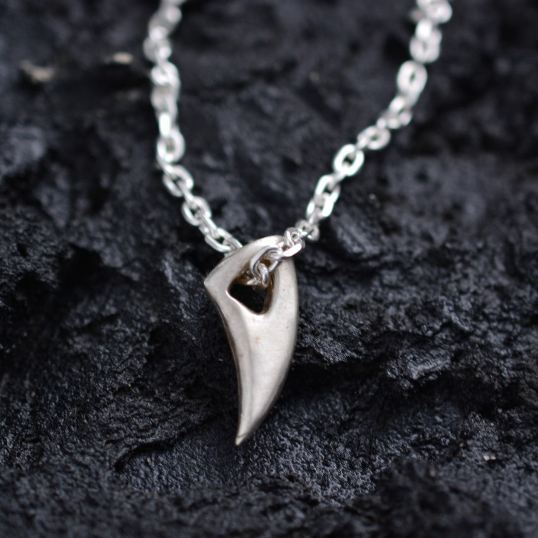 Сребърен медальон 925 „Вълчи зъб“ | Мъжки талисман за сила и защита | Ръчно полирана висулка | ArtDiva