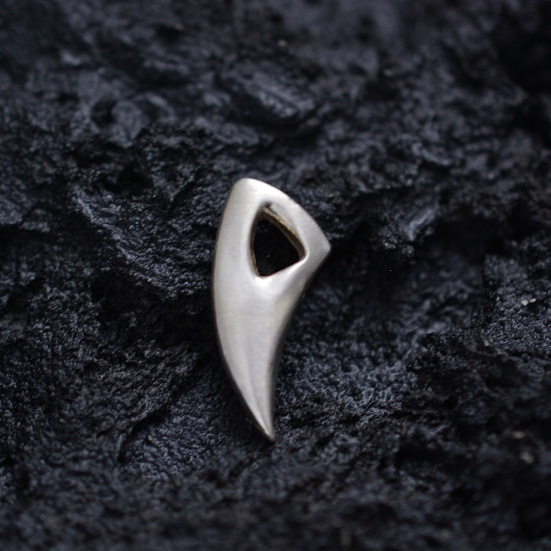 Сребърен медальон 925 „Вълчи зъб“ | Мъжки талисман за сила и защита | Ръчно полирана висулка | ArtDiva