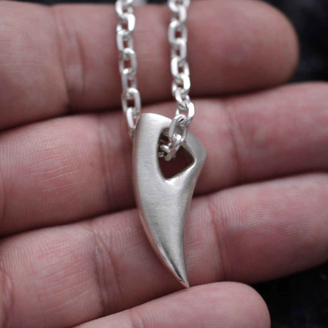 Сребърен медальон 925 „Вълчи зъб“ | Мъжки талисман за сила и защита | Ръчно полирана висулка | ArtDiva