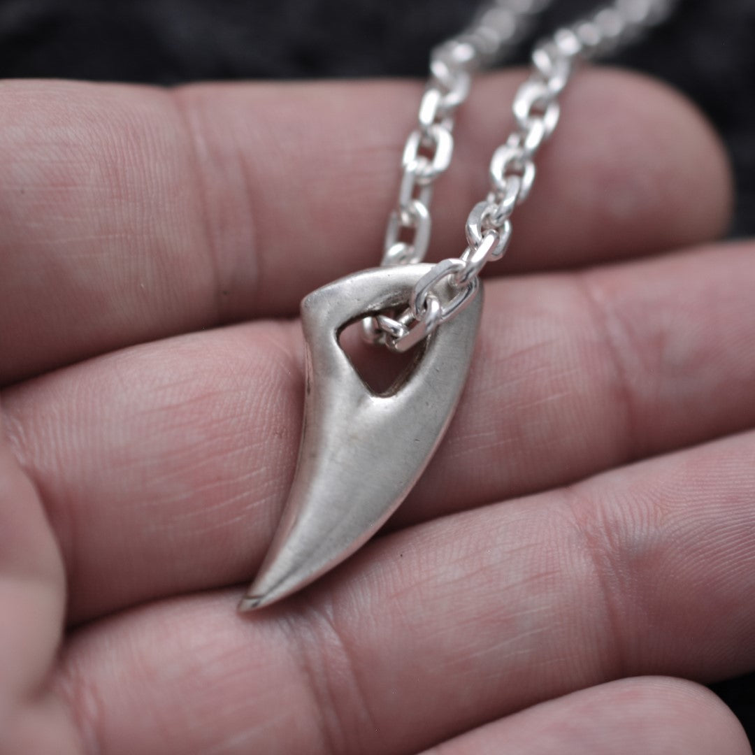 Сребърен медальон 925 „Вълчи зъб“ | Мъжки талисман за сила и защита | Ръчно полирана висулка | ArtDiva