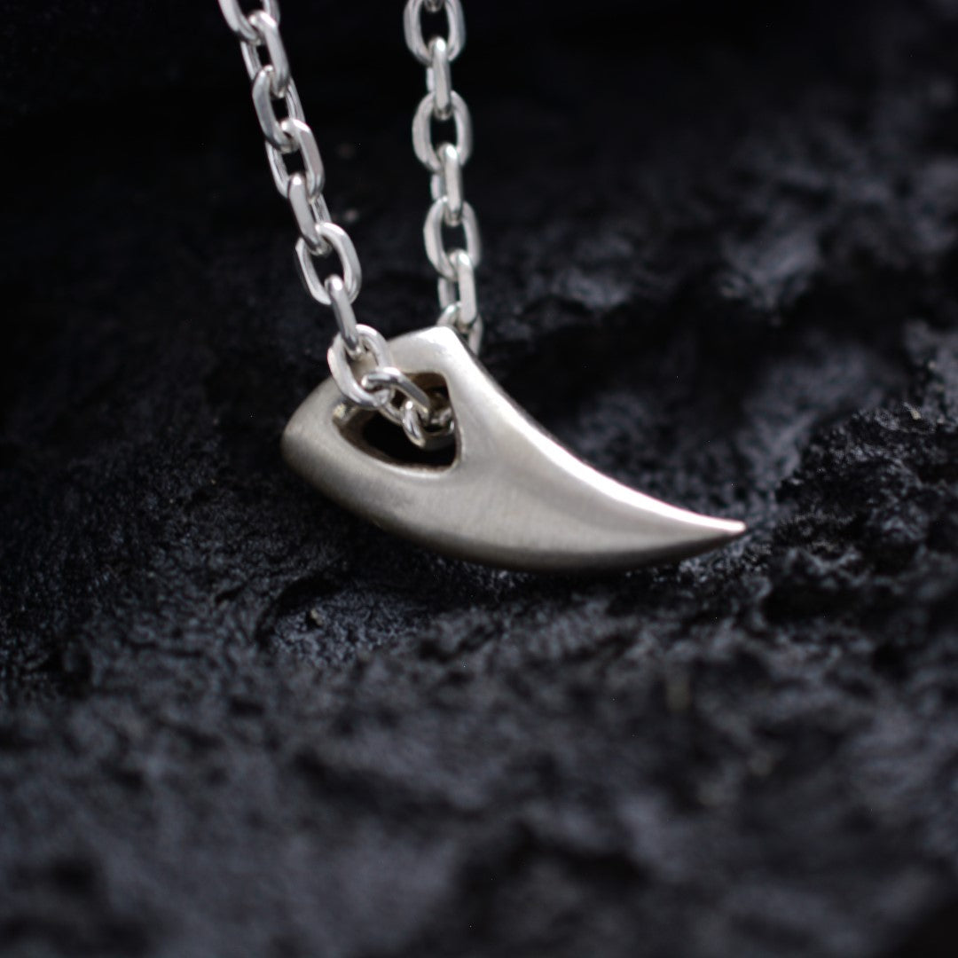 Сребърен медальон 925 „Вълчи зъб“ | Мъжки талисман за сила и защита | Ръчно полирана висулка | ArtDiva