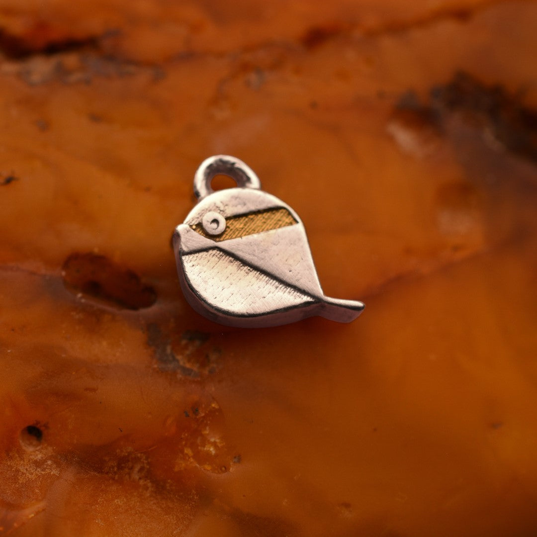 Сребърен медальон 925 „Врабченце“ – талисман за свобода, лекота и топлина | Бохо – рустик скулптурно бижу със златни акценти | Арт Дива