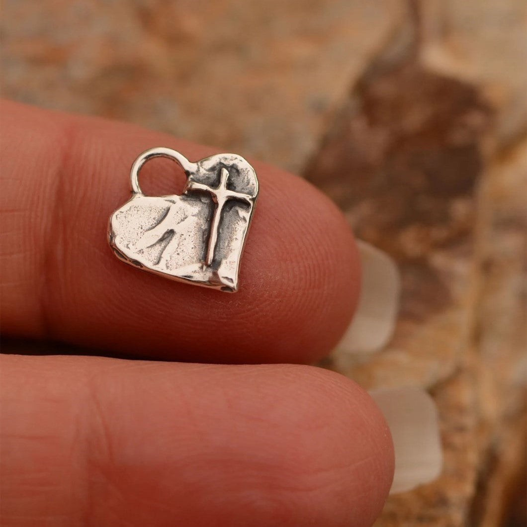 Сребърно бижу 925 – Вяра в любовта, миниатюрен християнски медальон, сърце с кръст, символ на духовна обич, ръчна изработка ArtDiva