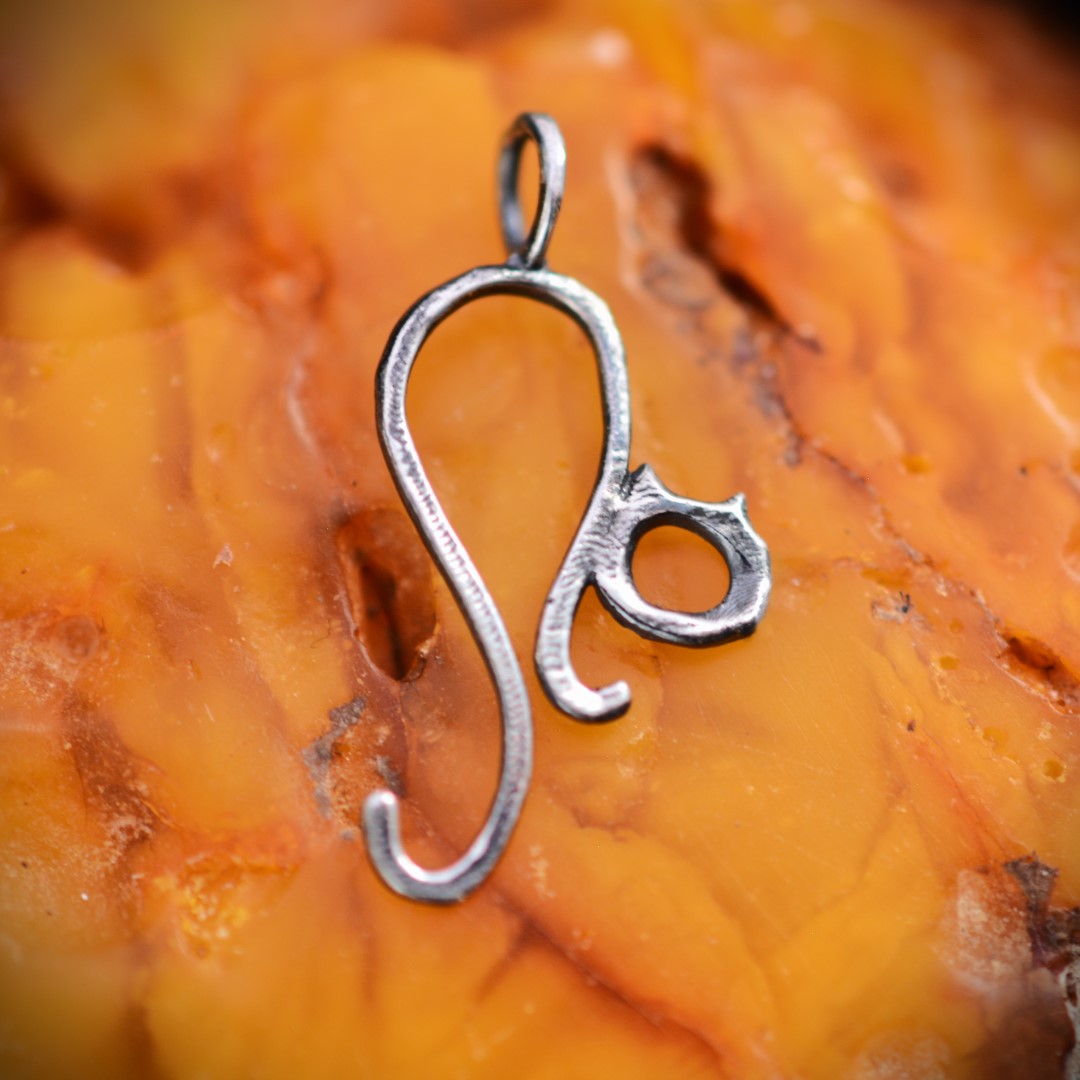 Сребърен медальон 925 „Коте“ с частична оксидация | Фин символ на независимост и интуиция | Бохо скулптурно бижу | Арт Дива