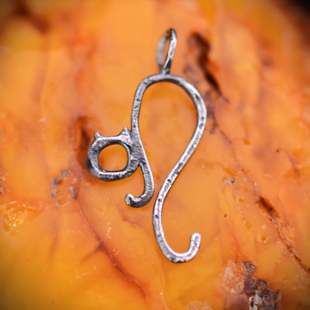 Сребърен медальон 925 „Коте“ с частична оксидация | Фин символ на независимост и интуиция | Бохо скулптурно бижу | Арт Дива