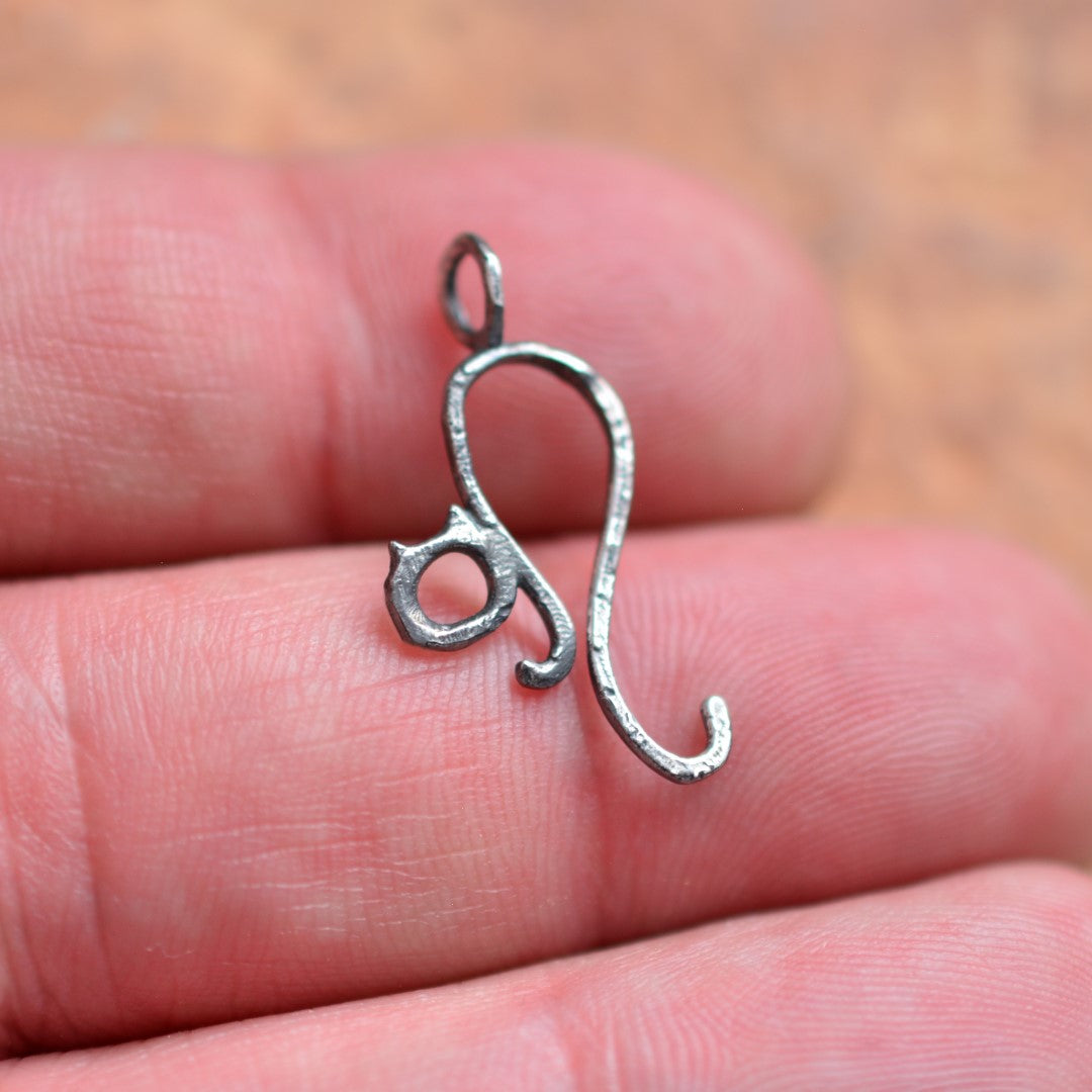 Сребърен медальон 925 „Коте“ с частична оксидация | Фин символ на независимост и интуиция | Бохо скулптурно бижу | Арт Дива