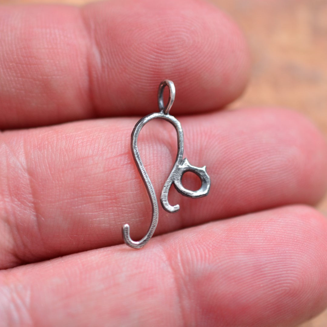 Сребърен медальон 925 „Коте“ с частична оксидация | Фин символ на независимост и интуиция | Бохо скулптурно бижу | Арт Дива