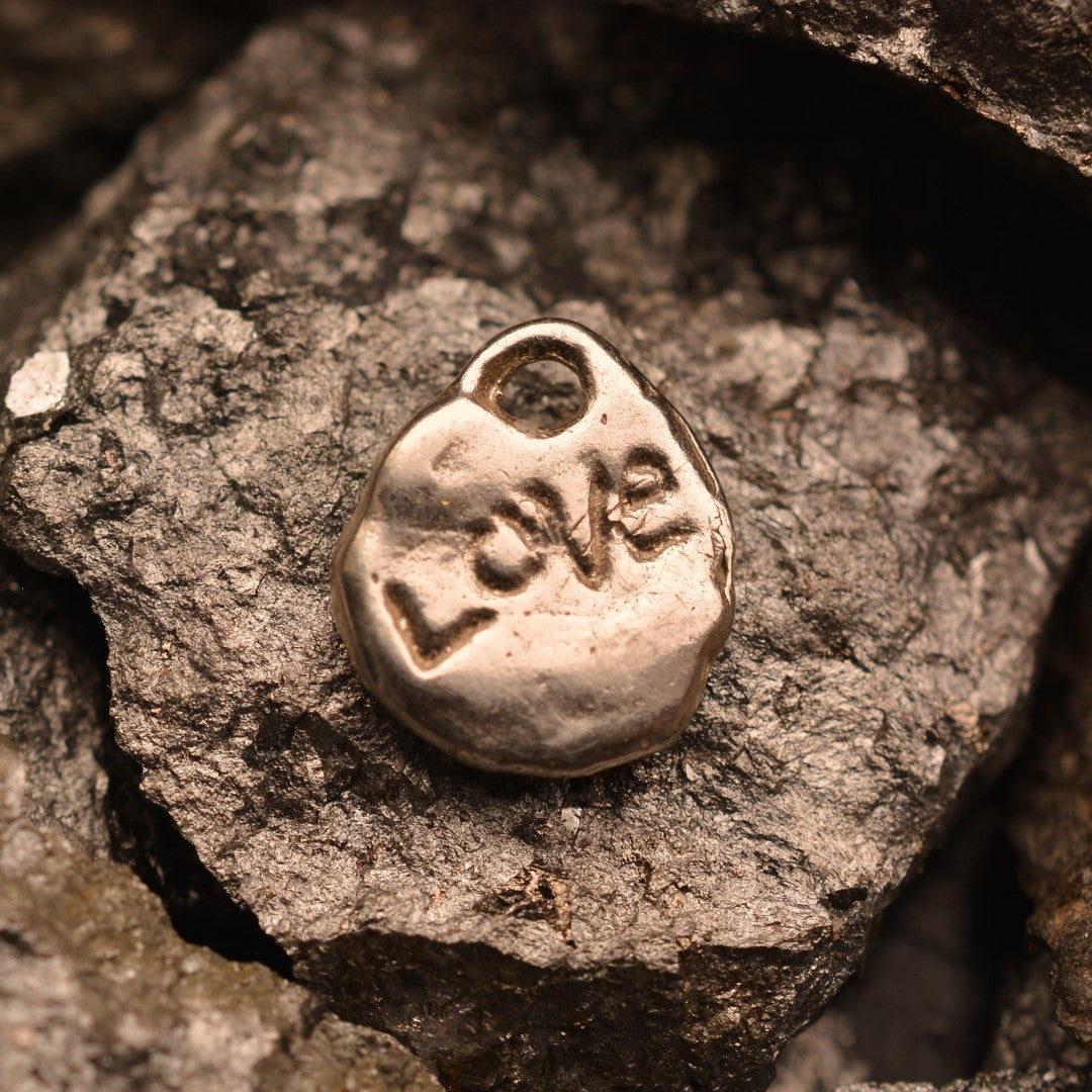 Сребърен медальон 925 „Златно сърце Love“ | Амулет на любов и светлина | Ръчно изработено бижу със златни акценти от ArtDiva | Бохо – Рустик – Скулптурно бижу