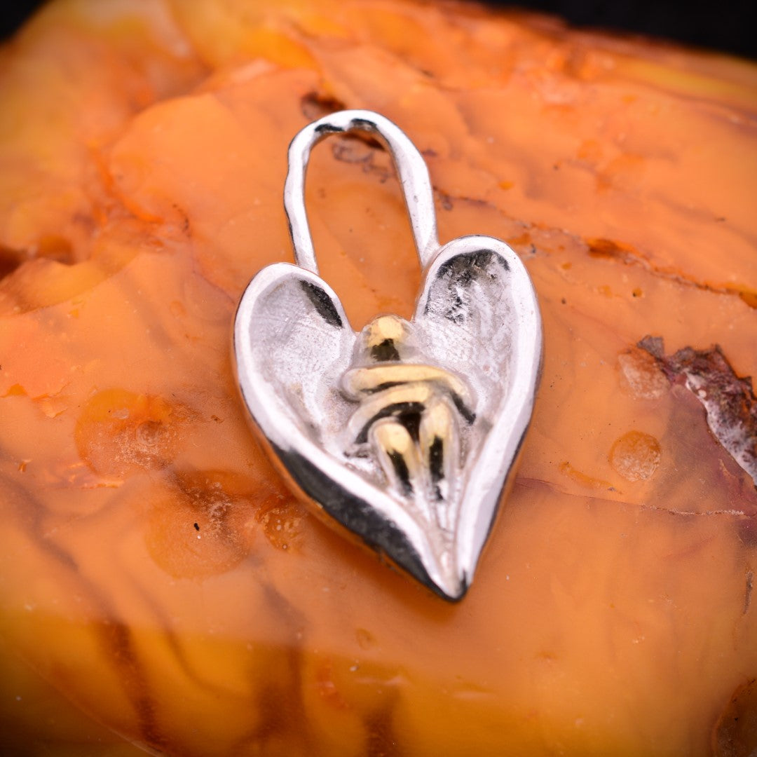 Сребърен медальон 925 „Ангелска прегръдка" със златни акценти – талисман на утехата и закрилата | Бохо – рустик скулптурно бижу | Арт Дива