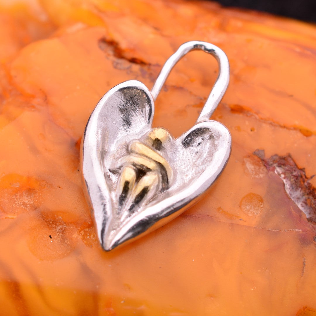 Сребърен медальон 925 „Ангелска прегръдка" със златни акценти – талисман на утехата и закрилата | Бохо – рустик скулптурно бижу | Арт Дива