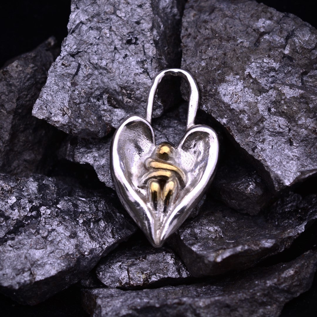 Сребърен медальон 925 „Ангелска прегръдка" със златни акценти – талисман на утехата и закрилата | Бохо – рустик скулптурно бижу | Арт Дива