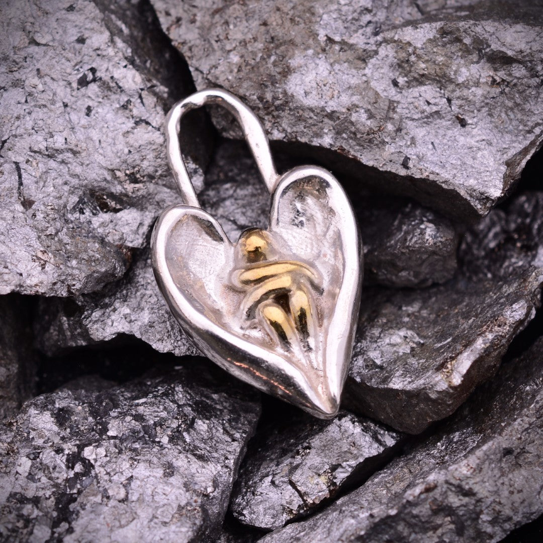 Сребърен медальон 925 „Ангелска прегръдка" със златни акценти – талисман на утехата и закрилата | Бохо – рустик скулптурно бижу | Арт Дива