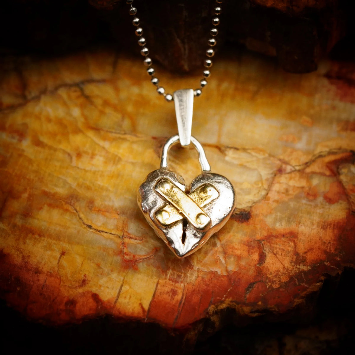 Сребърен медальон 925 „Реставрирано сърце“ – талисман за надежда и ново начало | Ръчно полирано със златни акценти | Бохо – рустик – скулптурно бижу | Арт Дива
