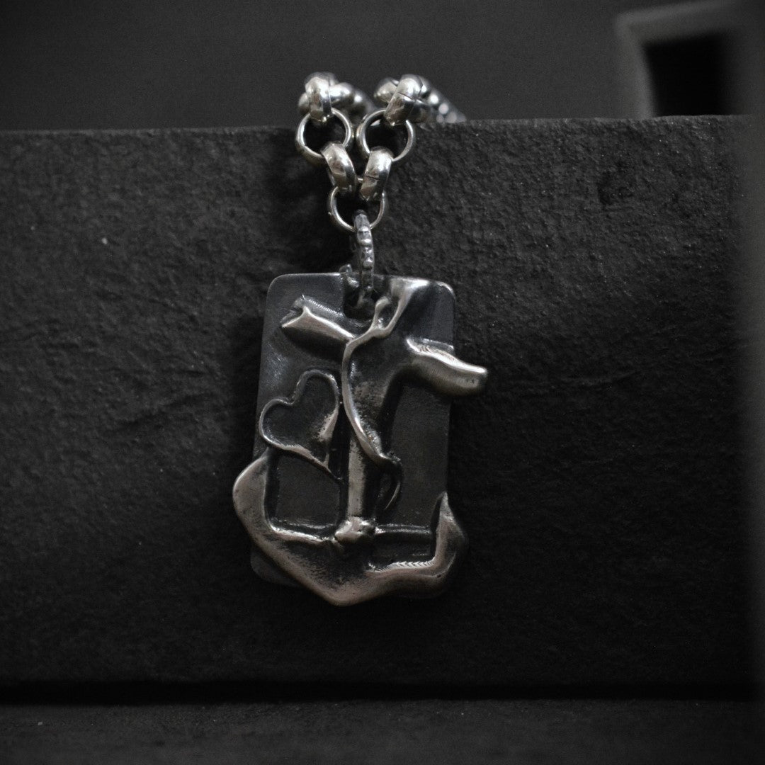 Мъжки сребърен медальон 925 „Вяра, Надежда и Любов“ във форма на кръст, котва и сърце – символ на духовен баланс, вярност и сила, ръчно изработено бохо-рустик скулптурно бижу от Арт Дива, заснето в артистична монохромна светлина.