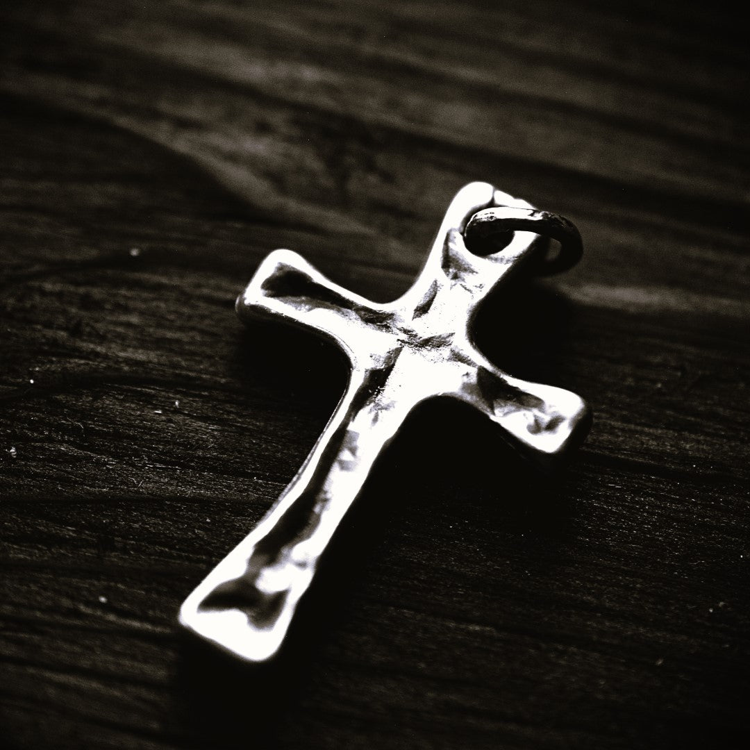 Сребърен кръст 925 „Сила и вяра“ – масивен мъжки медальон в бохо-рустик стил | Арт Дива