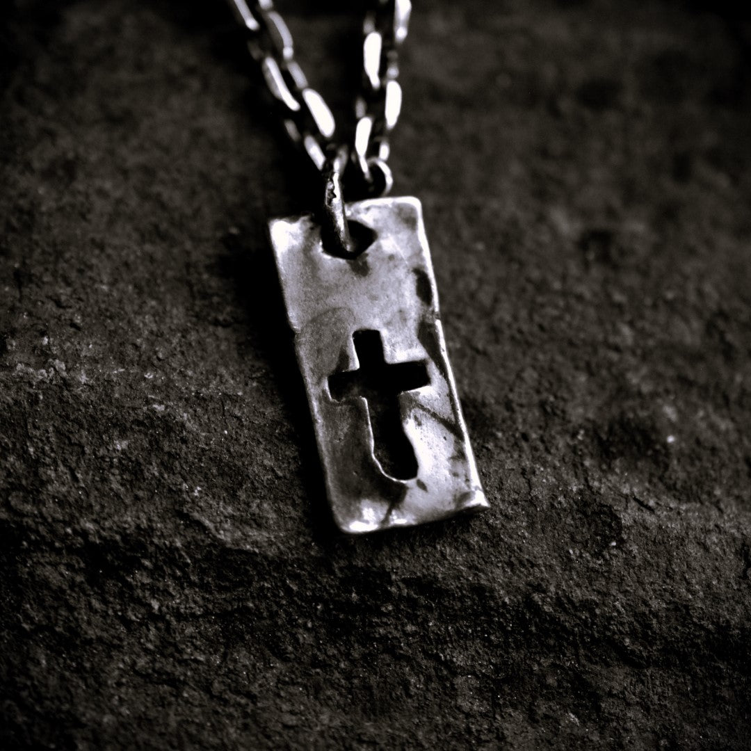Сребърен медальон 925 „Плочка с кръст“ – мъжко бижу със сила и характер | Арт Дива