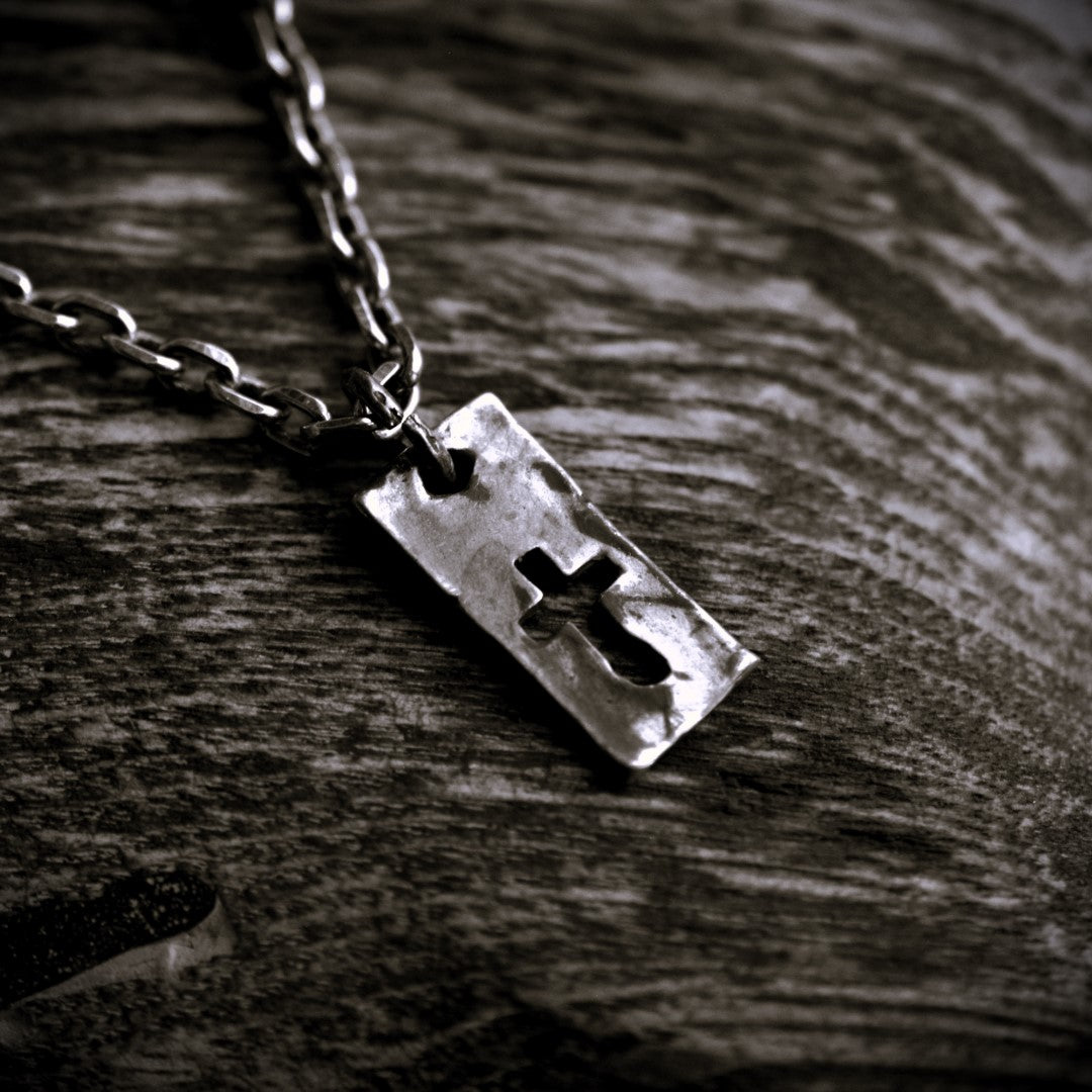 Сребърен медальон 925 „Плочка с кръст“ – мъжко бижу със сила и характер | Арт Дива