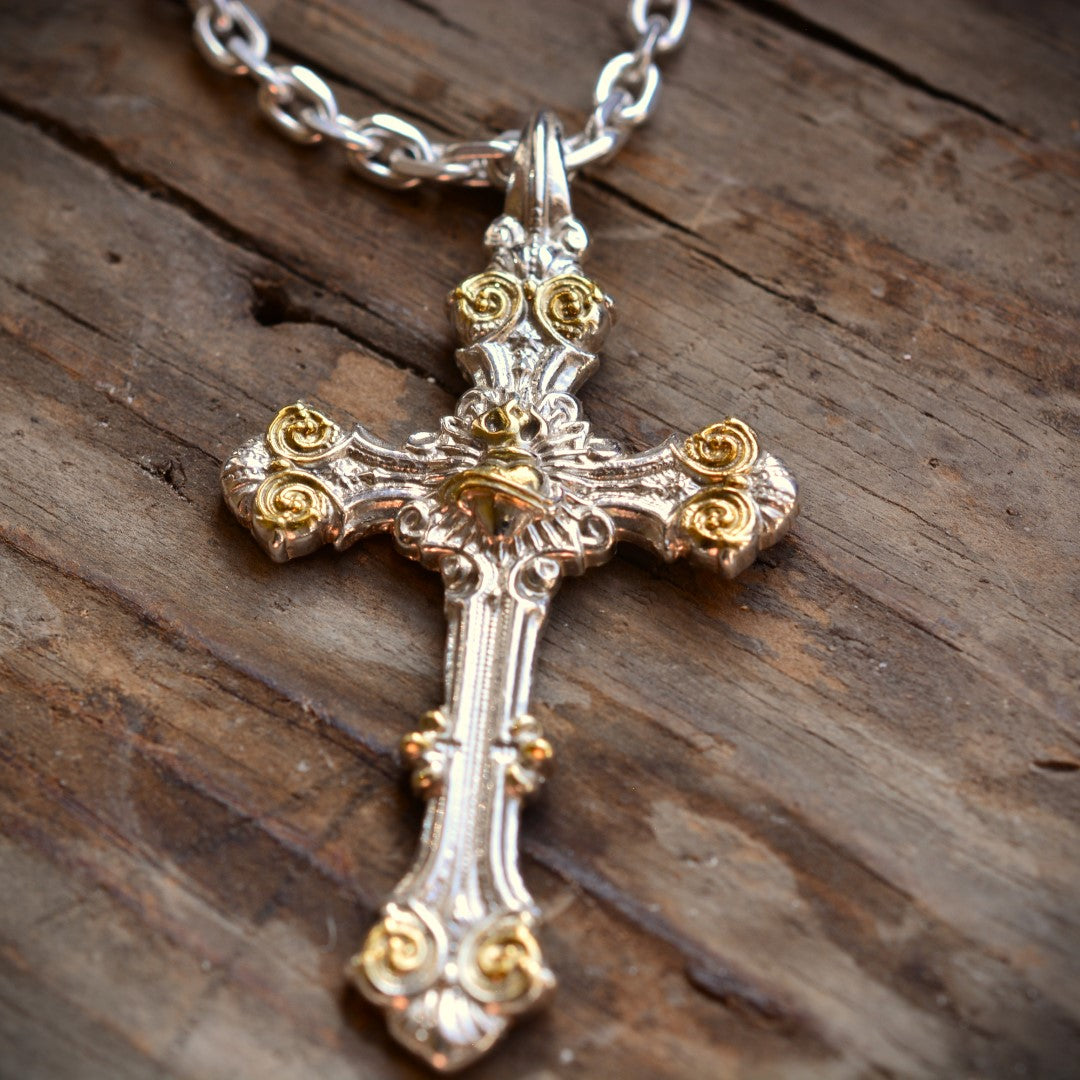 Сребърен орнаментален кръст със Свято Сърце и златни акценти – ръчно изработено бохо–рустик бижу от Арт Дива.