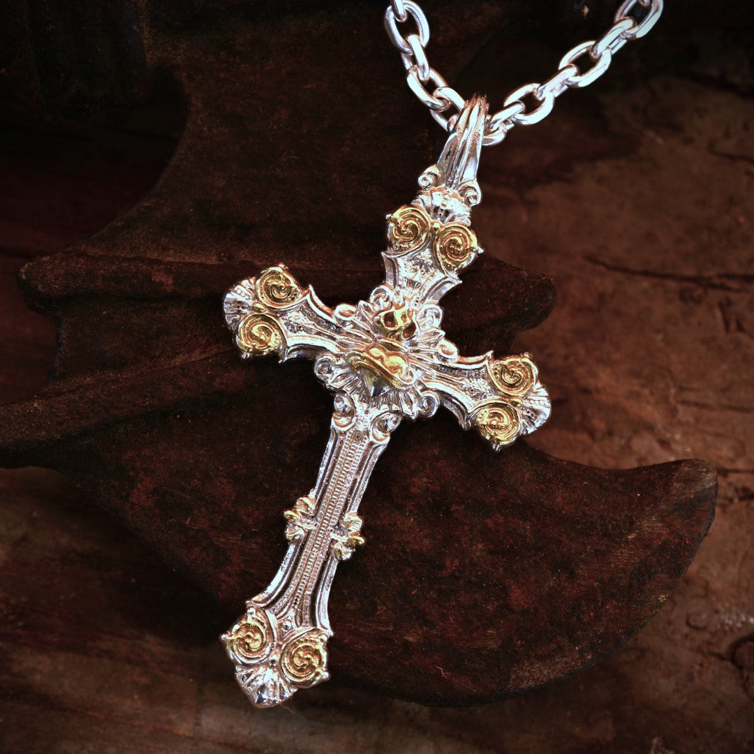 Сребърен медальон 925 „Орнаментален кръст със Светото Сърце на Исус“ със златни акценти | Ръчно изработено скулптурно бижу | Арт Дива