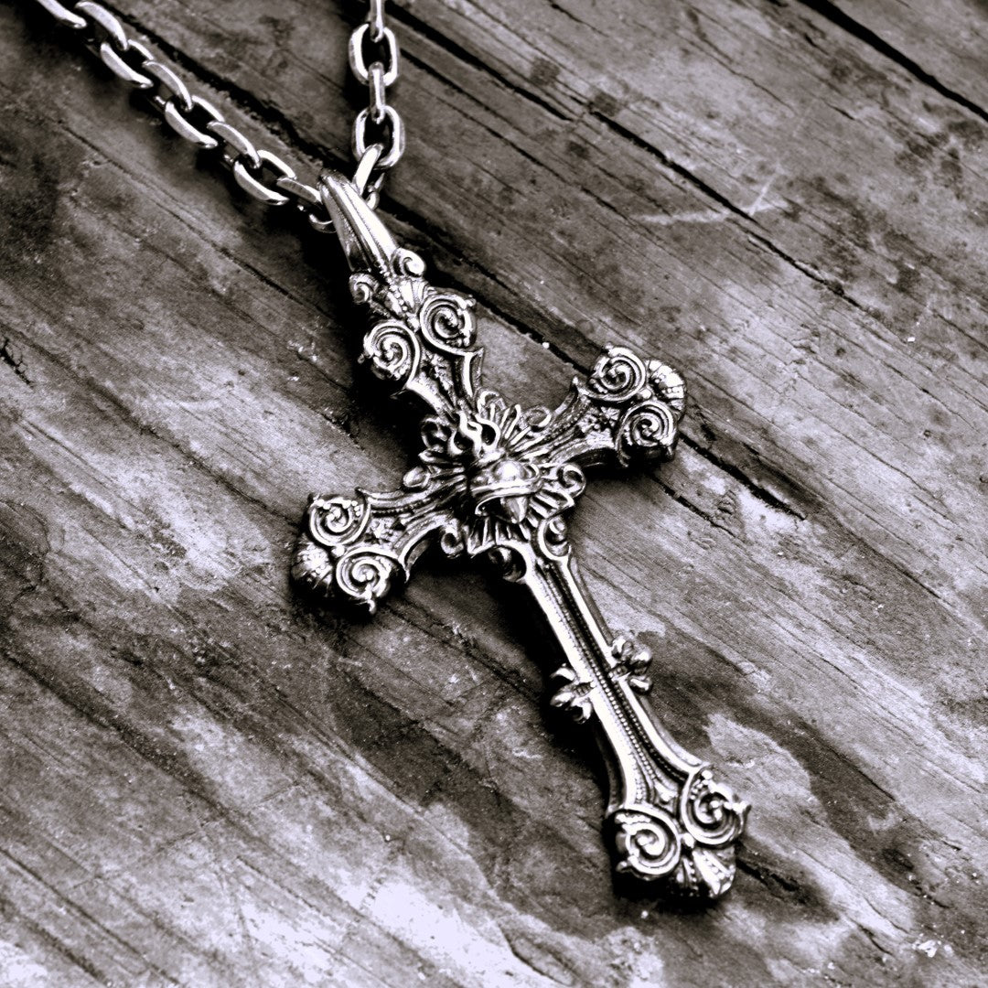 Сребърен медальон 925 „Орнаментален кръст със Светото Сърце на Исус“ | Оксидирано скулптурно бижу | Арт Дива