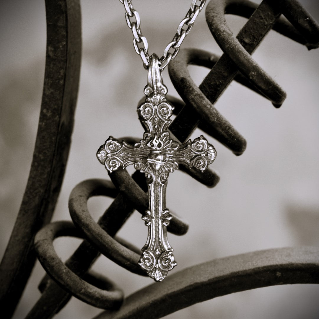 Сребърен медальон 925 „Орнаментален кръст със Светото Сърце на Исус“ | Оксидирано скулптурно бижу | Арт Дива