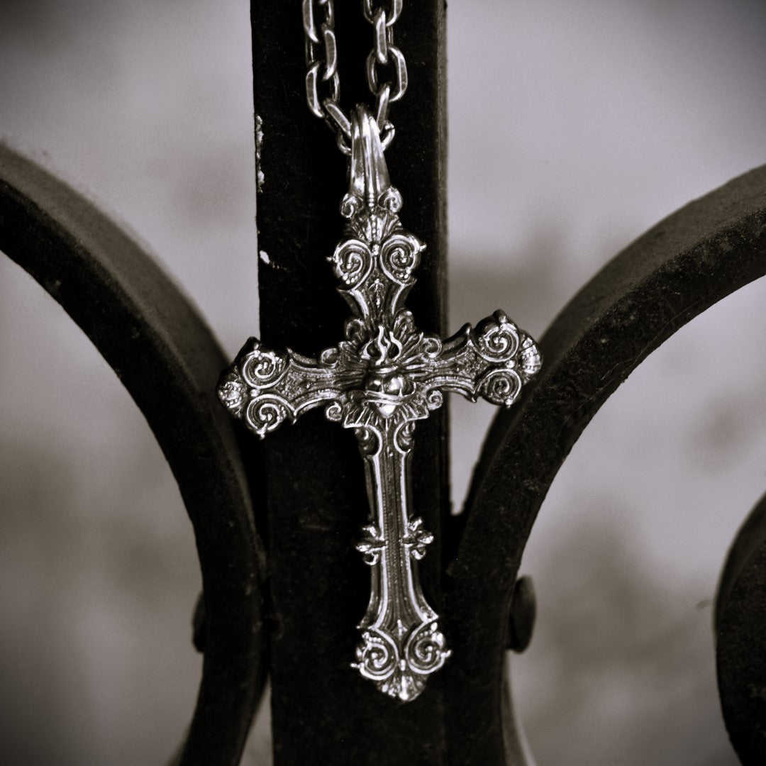 Сребърен медальон 925 „Орнаментален кръст със Светото Сърце на Исус“ | Оксидирано скулптурно бижу | Арт Дива
