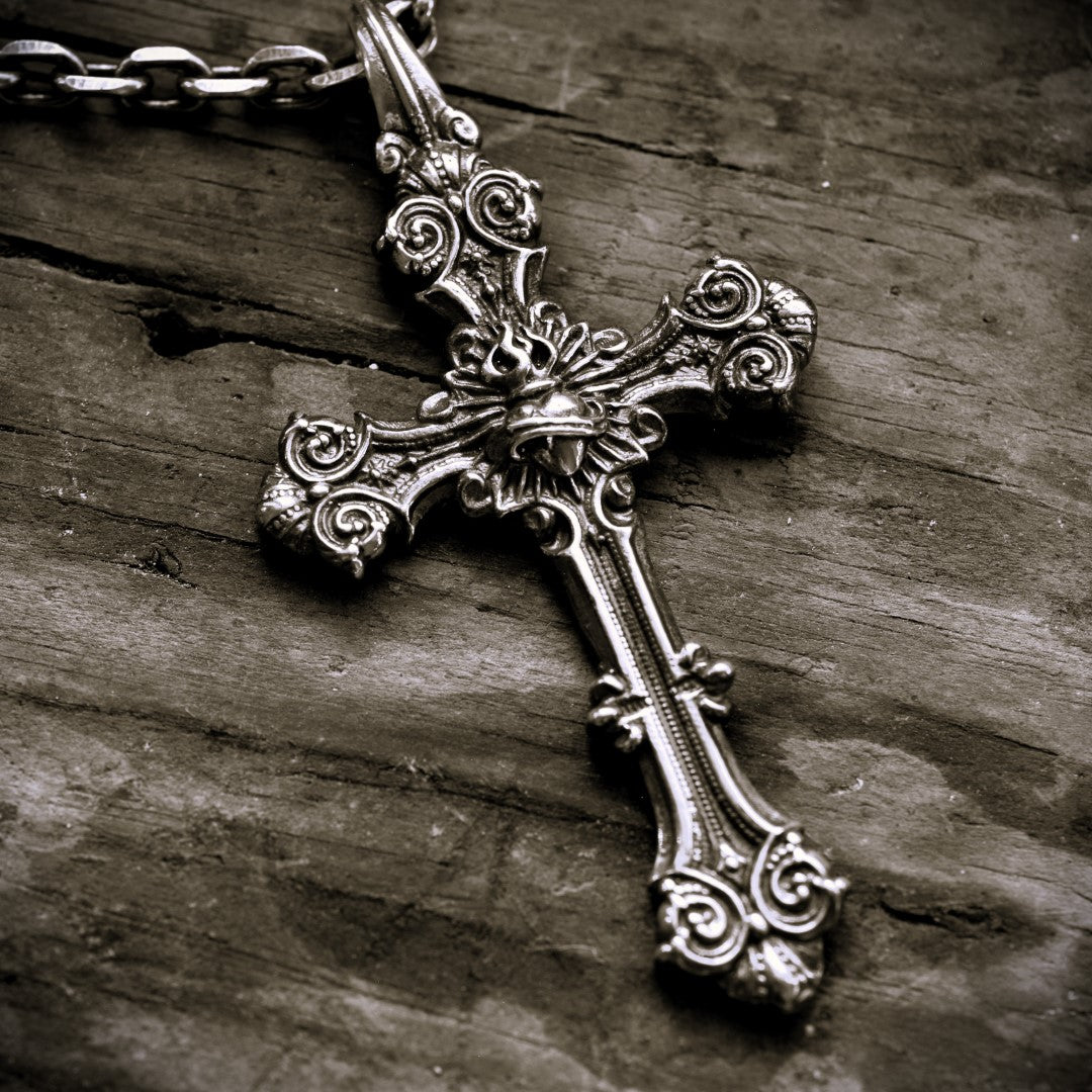 Сребърен медальон 925 „Орнаментален кръст със Светото Сърце на Исус“ | Оксидирано скулптурно бижу | Арт Дива