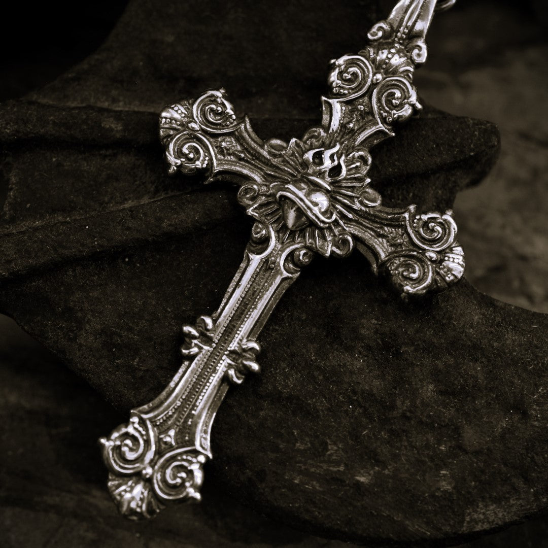 Сребърен медальон 925 „Орнаментален кръст със Светото Сърце на Исус“ | Оксидирано скулптурно бижу | Арт Дива