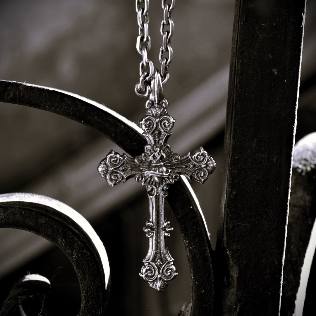 Сребърен медальон 925 „Орнаментален кръст със Светото Сърце на Исус“ | Оксидирано скулптурно бижу | Арт Дива