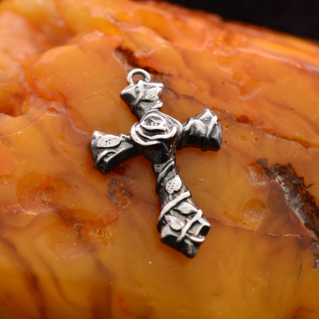 Сребърен медальон кръст 925 с роза – оксидиран бохо-рустик дизайн | Арт Дива
