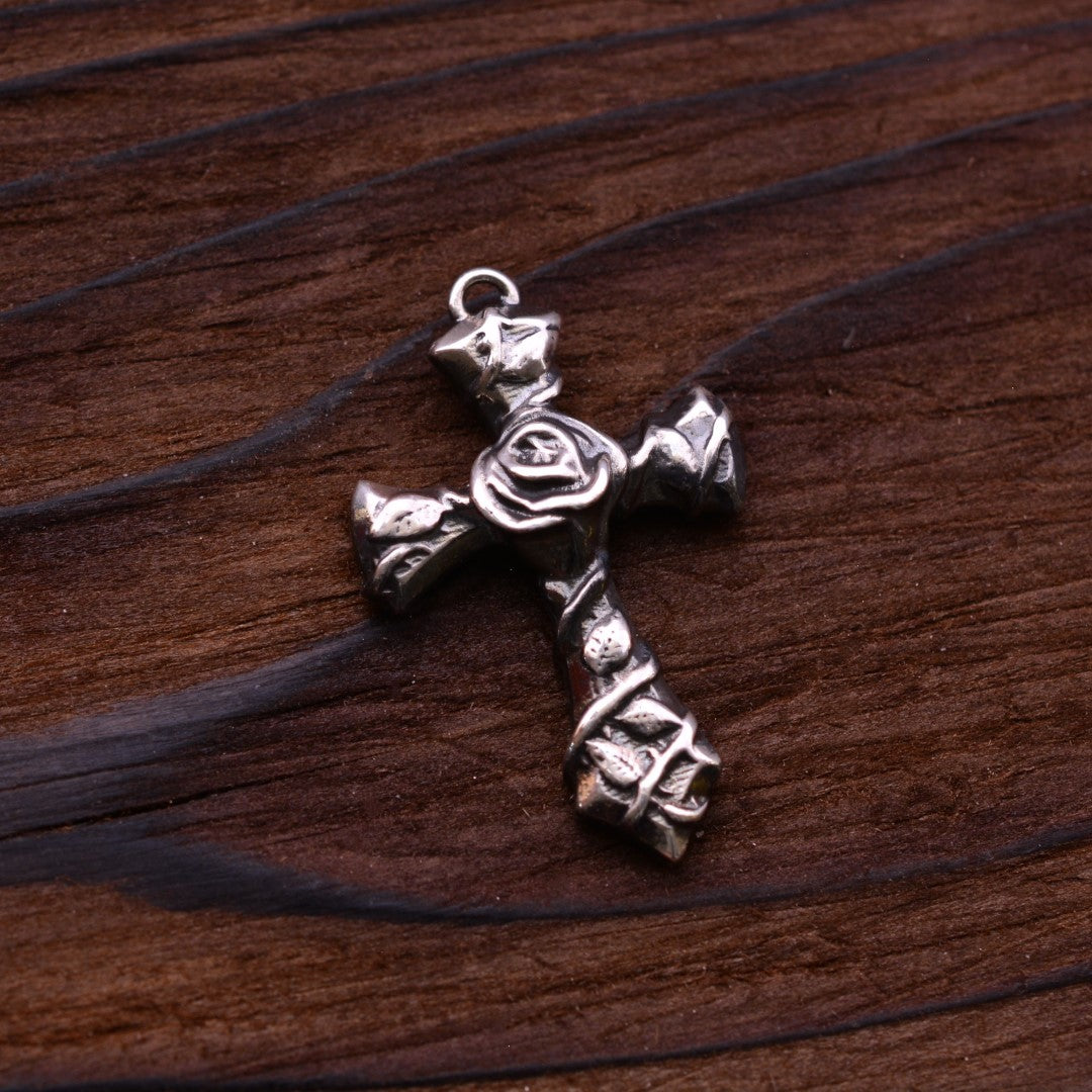 Сребърен медальон кръст 925 с роза – оксидиран бохо-рустик дизайн | Арт Дива