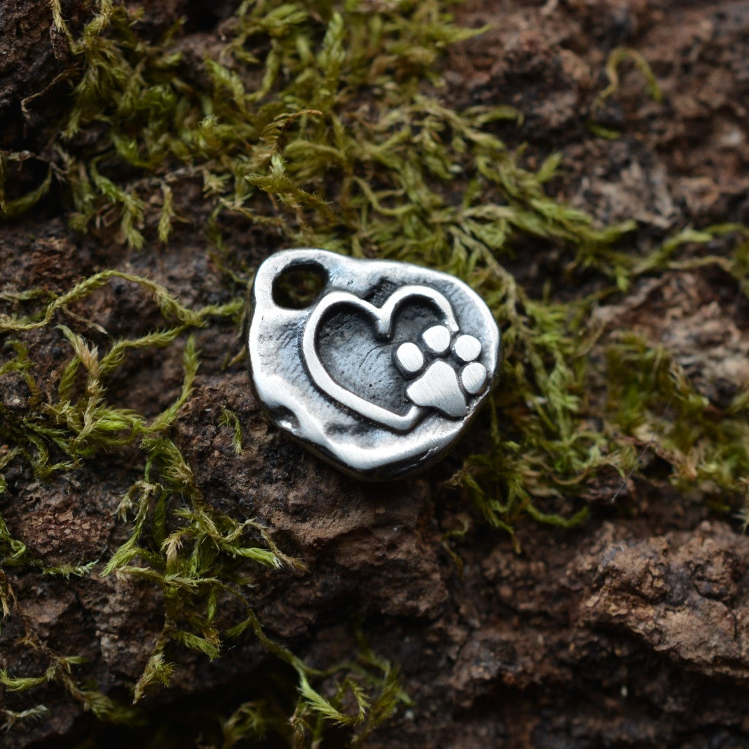 Сребърен медальон сърце с лапичка 925 – за любители на животни | Арт Дива