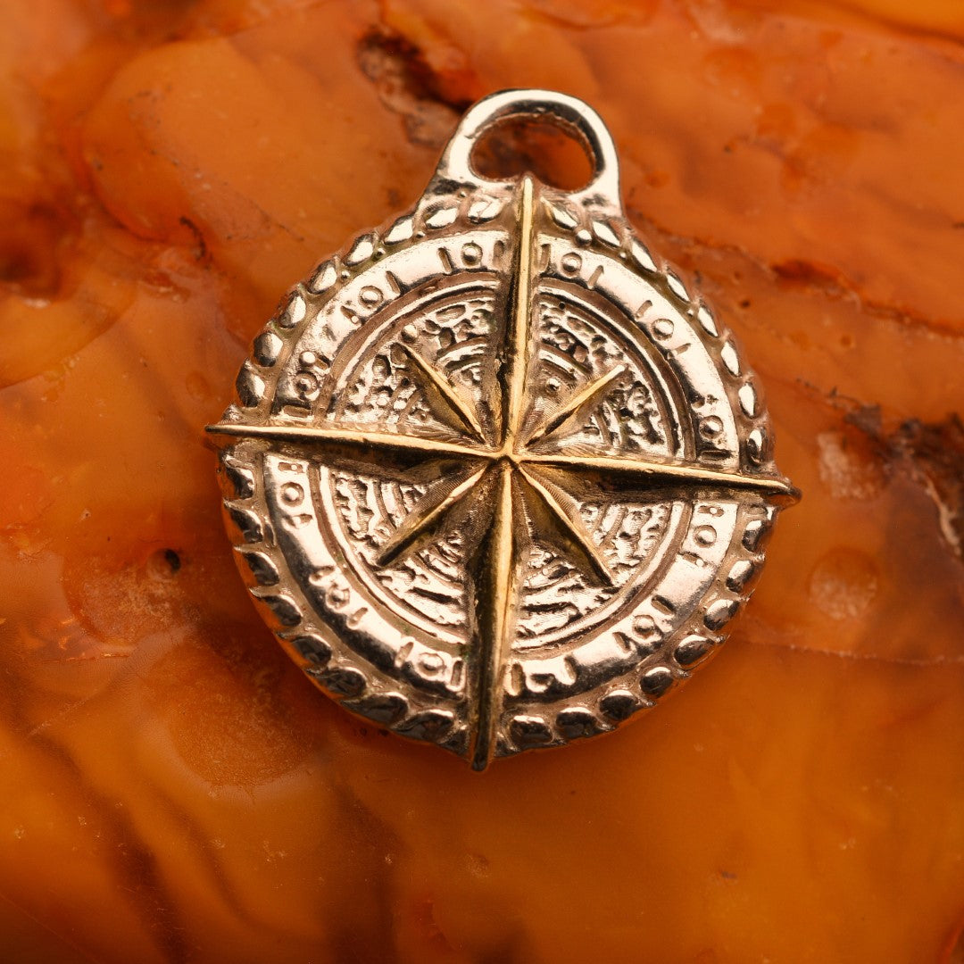 Сребърен медальон 925 „Компас“ – талисман за посока, закрила и вътрешна сила | Ръчно полирано със златни акценти | Бохо – рустик – скулптурно бижу | Арт Дива