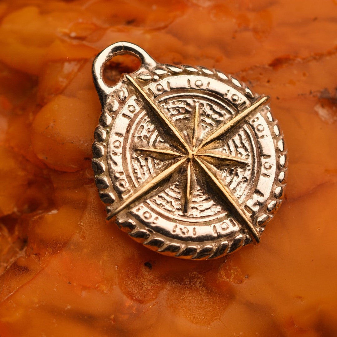 Сребърен медальон 925 „Компас“ – талисман за посока, закрила и вътрешна сила | Ръчно полирано със златни акценти | Бохо – рустик – скулптурно бижу | Арт Дива