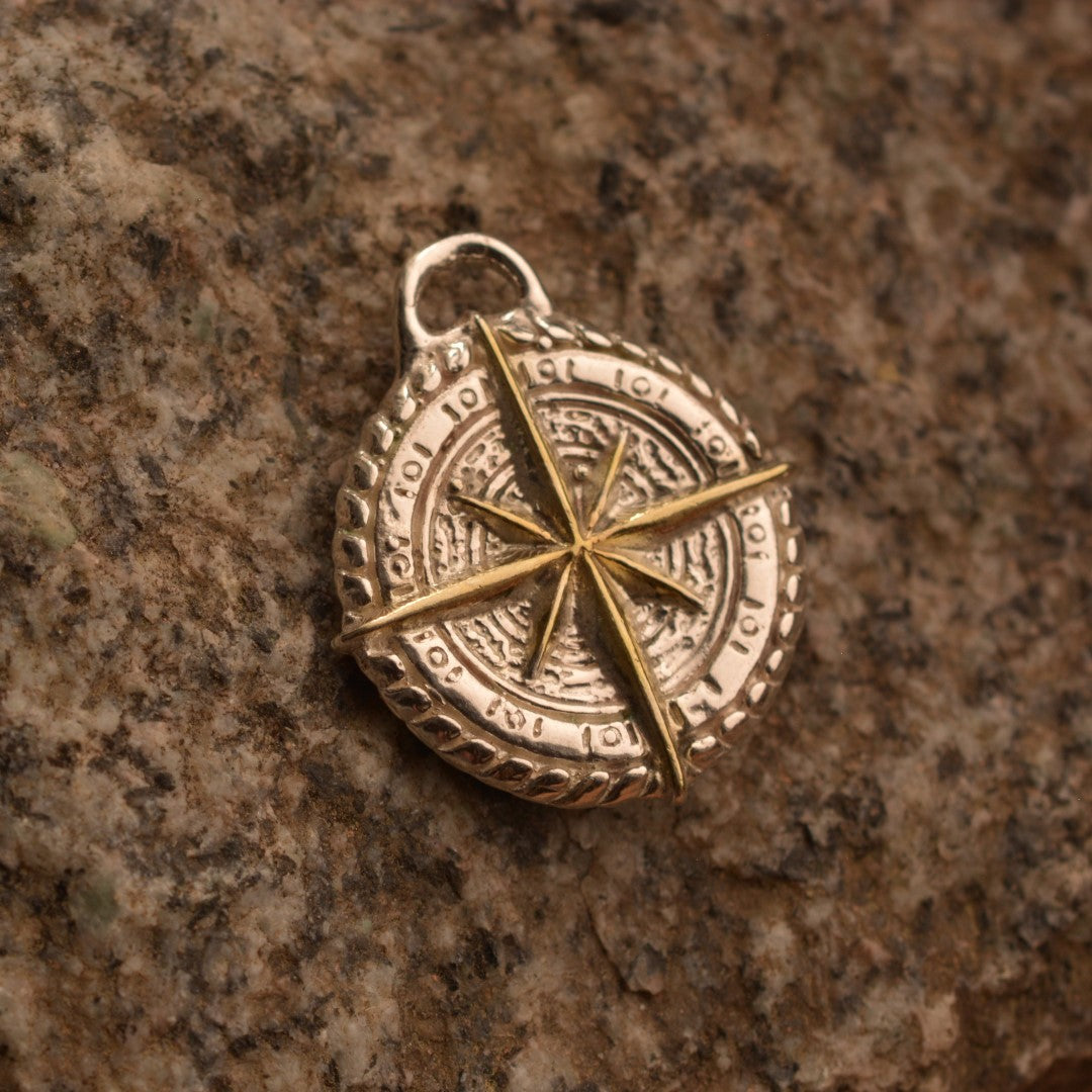 Сребърен медальон 925 „Компас“ – талисман за посока, закрила и вътрешна сила | Ръчно полирано със златни акценти | Бохо – рустик – скулптурно бижу | Арт Дива