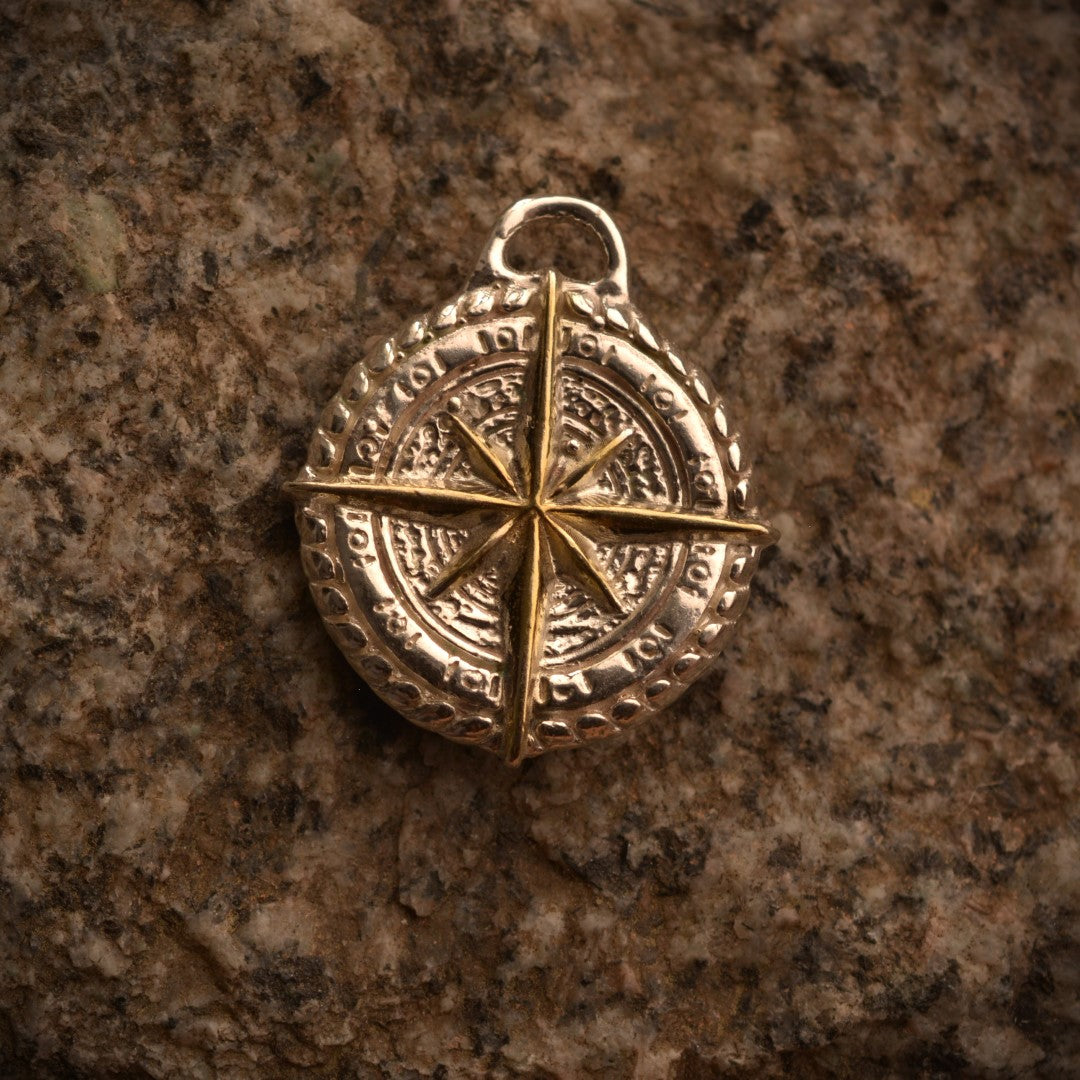 Сребърен медальон 925 „Компас“ – талисман за посока, закрила и вътрешна сила | Ръчно полирано със златни акценти | Бохо – рустик – скулптурно бижу | Арт Дива